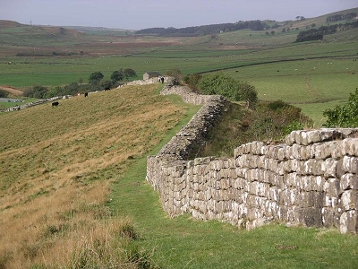 800px-Hadrian's_wall_at_Greenhead_Lough.jpg